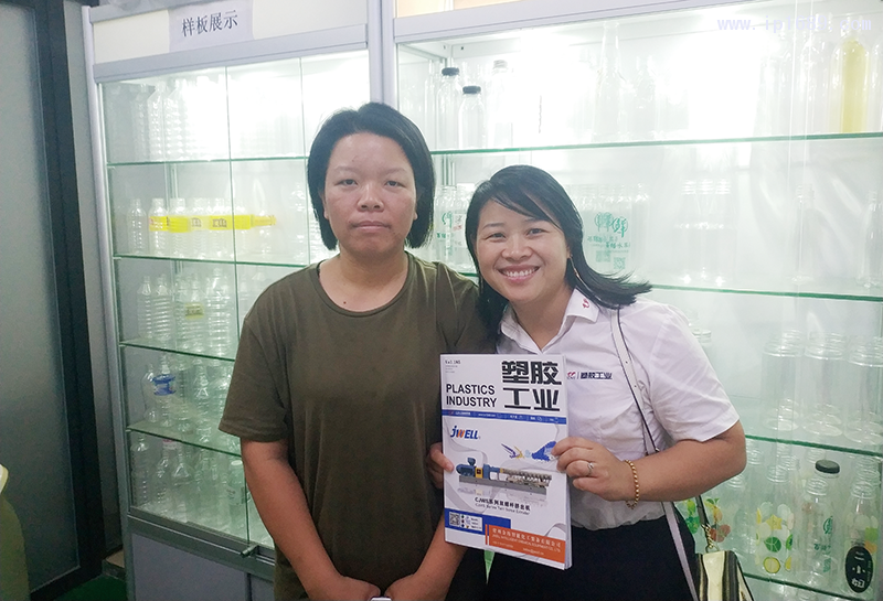 廣州南沙區(qū)東涌飛億達(dá)塑料制品廠廠長徐萍(左)