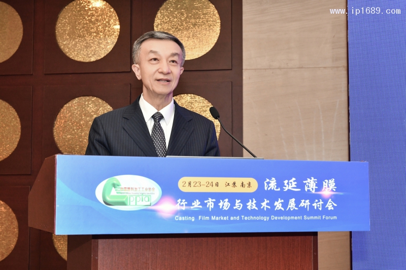 中國輕工業(yè)聯(lián)合會兼職副會長、中國塑料加工工業(yè)協(xié)會理事長朱文瑋