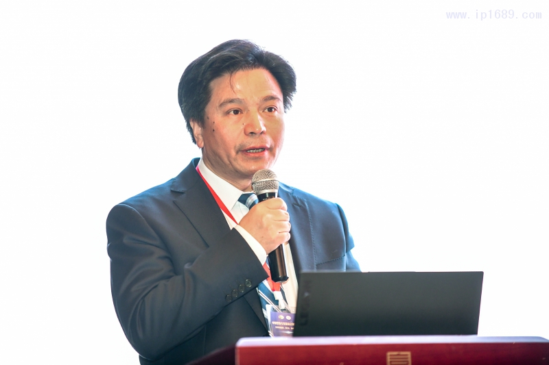 中國塑協(xié)專家委員會(huì)主任楊衛(wèi)民做中國塑協(xié)專家委員會(huì)第四屆理事會(huì)工作報(bào)告