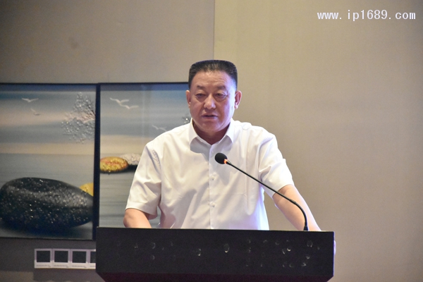 山西省塑料行業(yè)協(xié)會(huì)會(huì)長(zhǎng)、中德投資集團(tuán)公司董事長(zhǎng)程田青作工作報(bào)告