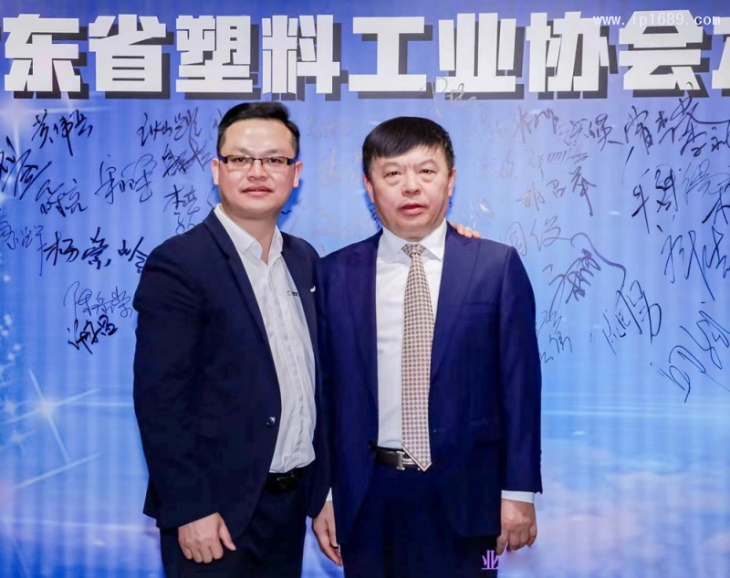 廣東省塑料工業(yè)協(xié)會會長、金發(fā)科技股份有限公司副董事長首席戰(zhàn)略官李建軍(右)與《塑膠工業(yè)》總經理徐森(左)