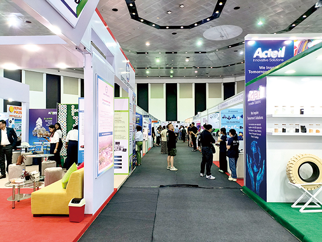 18.展會期間，眾多參展商展示了最新的塑料加工機(jī)械、包裝解決方案及環(huán)保材料