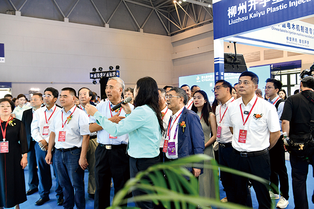 5.技術(shù)交流區(qū)一座難求，眾多行業(yè)專家圍繞創(chuàng)新產(chǎn)品展開深度討論