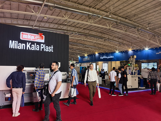 6Milan Kala Plast展位前技術(shù)員正現(xiàn)場(chǎng)調(diào)試設(shè)備，吸引多位專業(yè)買家駐足觀摩