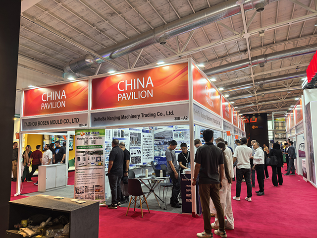 2.中國(guó)展團(tuán)閃耀伊朗塑料展，紅色通道上人流如織